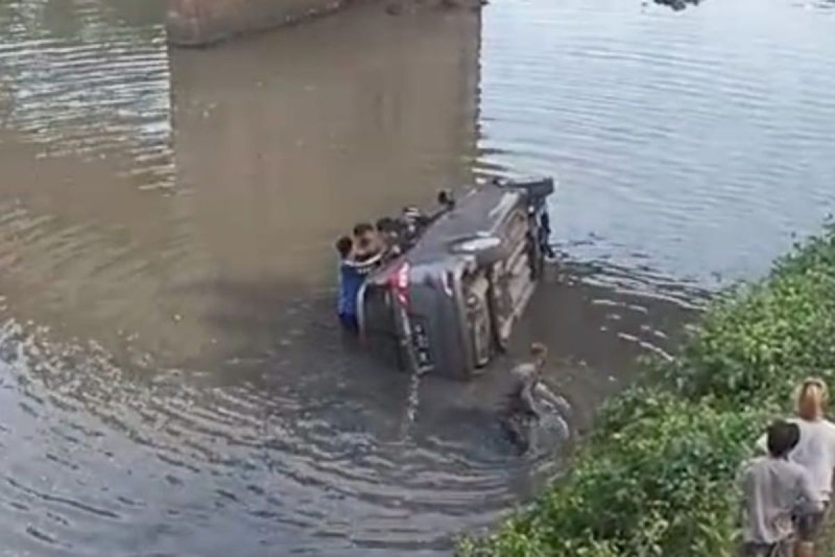 Los kontrol, Mobil Ertiga terjun bebas ke bawah Jembatan Selayar Lombok Timur