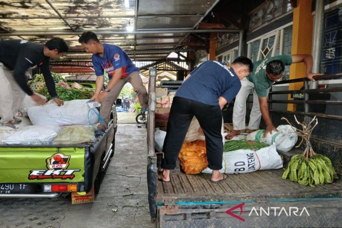 Warga Temanggung  kirim sayuran ke korban banjir Demak dan Kudus