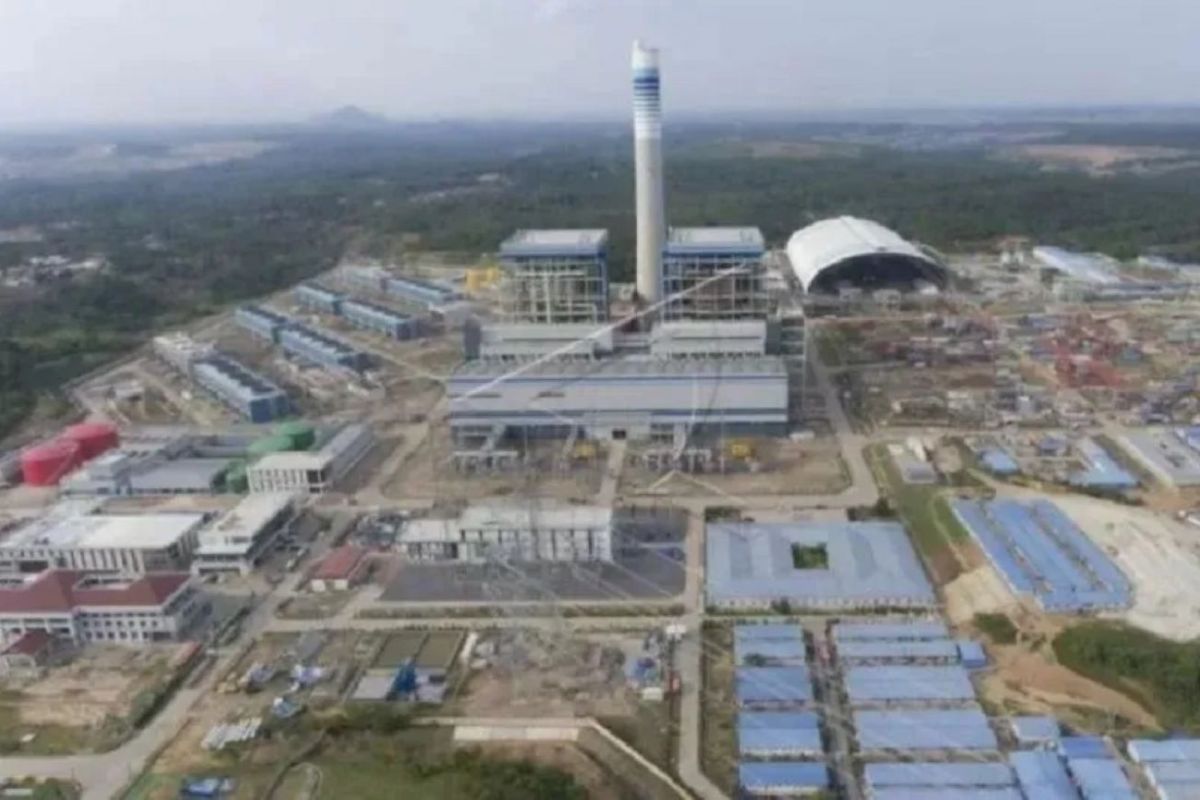 Foto udara progres pembangunan Pembangkit Listrik Tenaga Uap (PLTU) Sumsel 8 di Tanjung Lalang, Tanjung Agung, Muara Enim, Sumatera Selatan (Sumsel), Selasa (16/11/2021). 