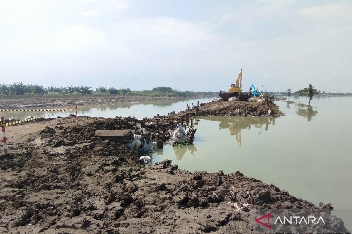 Tanggul kiri Sungai Wulan yang jebol berhasil ditutup