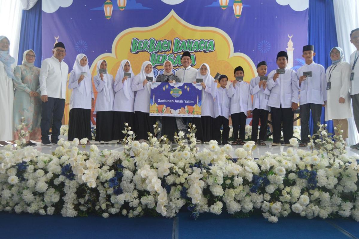 BRI Regional Office Padang memberikan santunan Anak Yatim dan paket sembako ke masyarakat