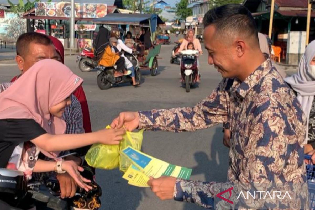 Imigrasi Selatpanjang sosialisasi paspor elektronik sambil berbagi takjil