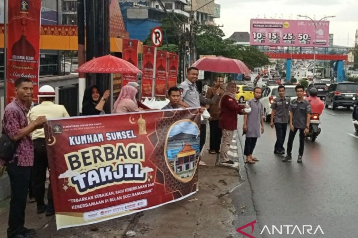 Pegawai Kemenkumham  Sumsel bagikan ratusan paket takjil Ramadhan