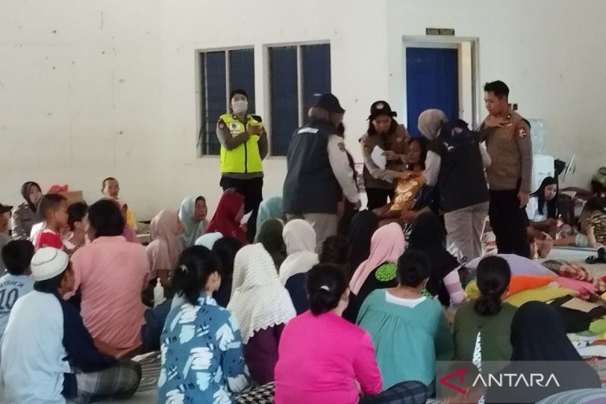 Mabes Polri  berikan trauma healing bagi pengungsi akibat banjir