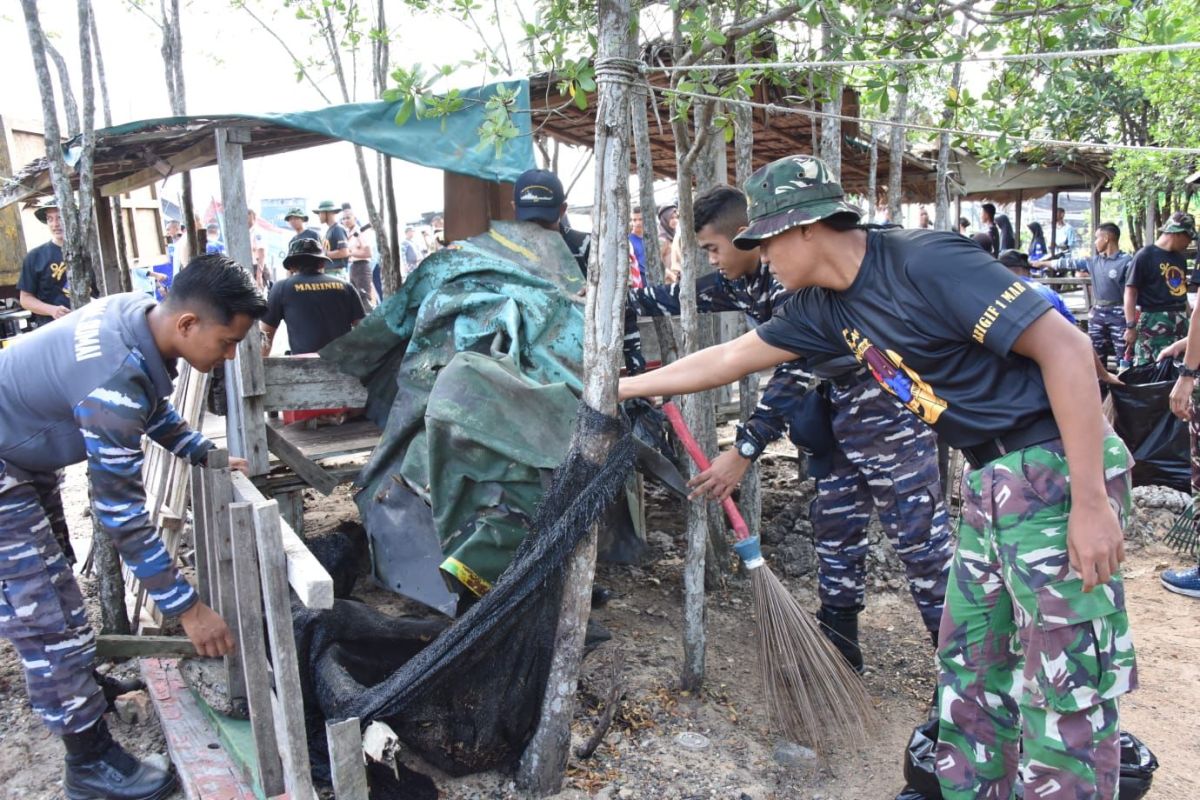 TNI AL kerahkan 2 KRI bersih bersih pantai dan baksos di Dumai