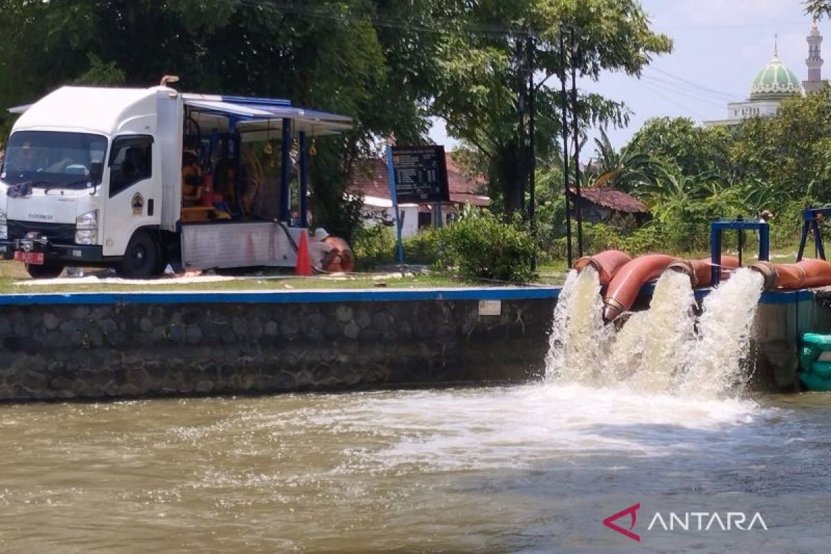 22 mesin pompa dikerahkan percepat surutnya banjir di Demak