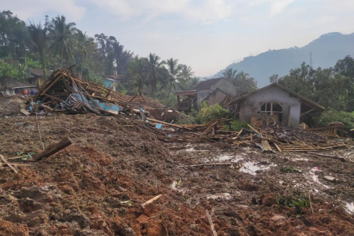 10 warga tertimbun longsor di Jawa Barat