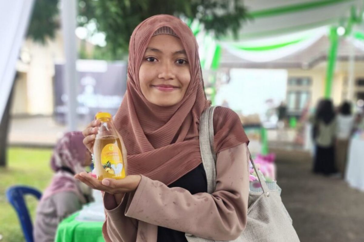 Mahasiswa Unja membuat sabun cuci piring dari limbah kulit nanas