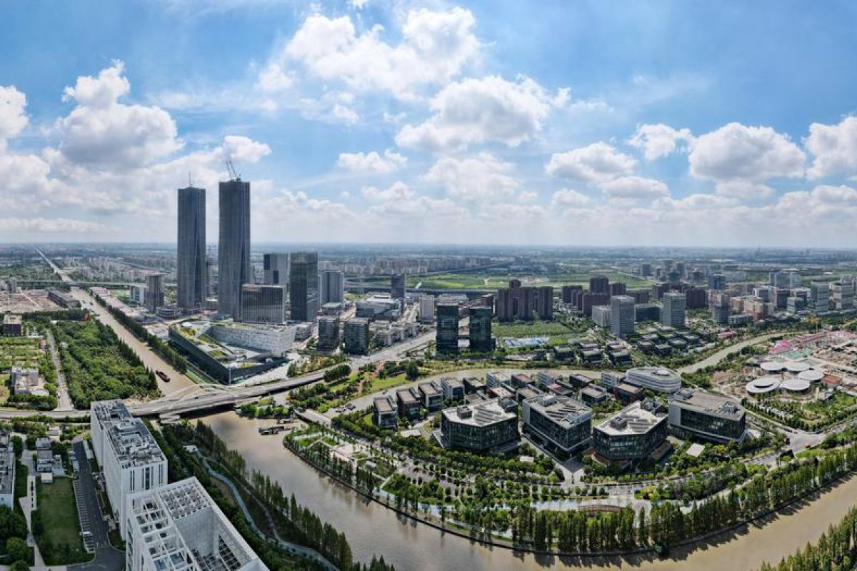 Foto yang diambil dari udara pada 10 September 2023 ini menunjukkan pemandangan kawasan Zhangjiang di Zona Perdagangan Bebas Percontohan China (Shanghai) di Shanghai. ANTARA/Xinhua/Fang Zhe. Beijing (ANTARA) 