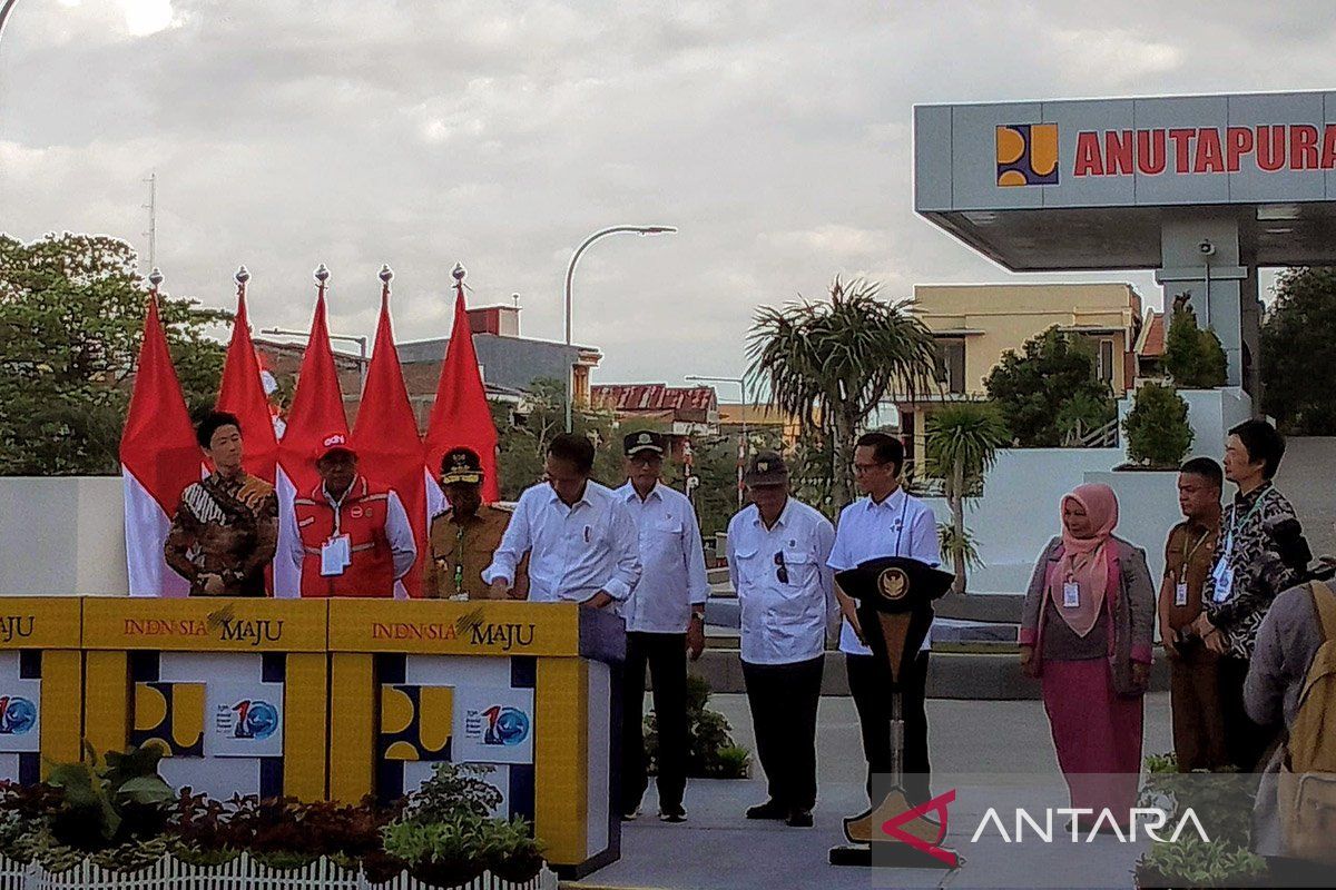 Presiden Joko Widodo secara simbolis meresmikan RSDU Anutapura, UIN Datokarama, dan hunian tetap serta infrastruktur permukiman pascabencana dengan menandatangani prasasti di Kota Palu, Selasa (26/3/2024). ANTARA/Nur Amalia Amir/am.