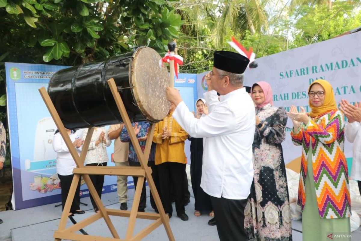 Penjabat Gubernur Provinsi Kalimantan Barat, Harsison memukul beduk tanda peluncuran kegiatan Anugerah Desa Wisata Indonesia (ADWI) tahun 2024 dan Aksi Sosial pembagian sembako kepada masyarakat kurang mampu di Agrowisata Rekadena Jeruju Besar (ANTARA/Rendra Oxtora)