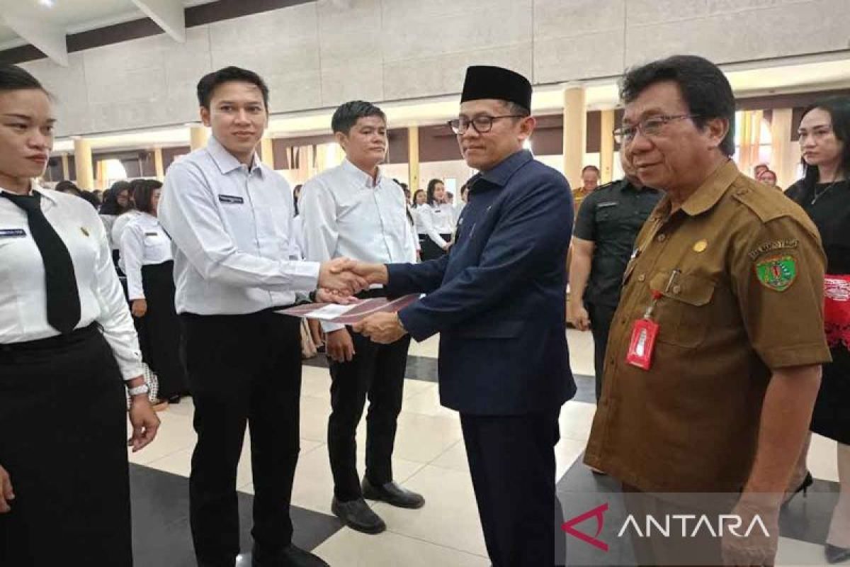 Penjabat Bupati Bartim serahkan SK kepada ratusan PPPK