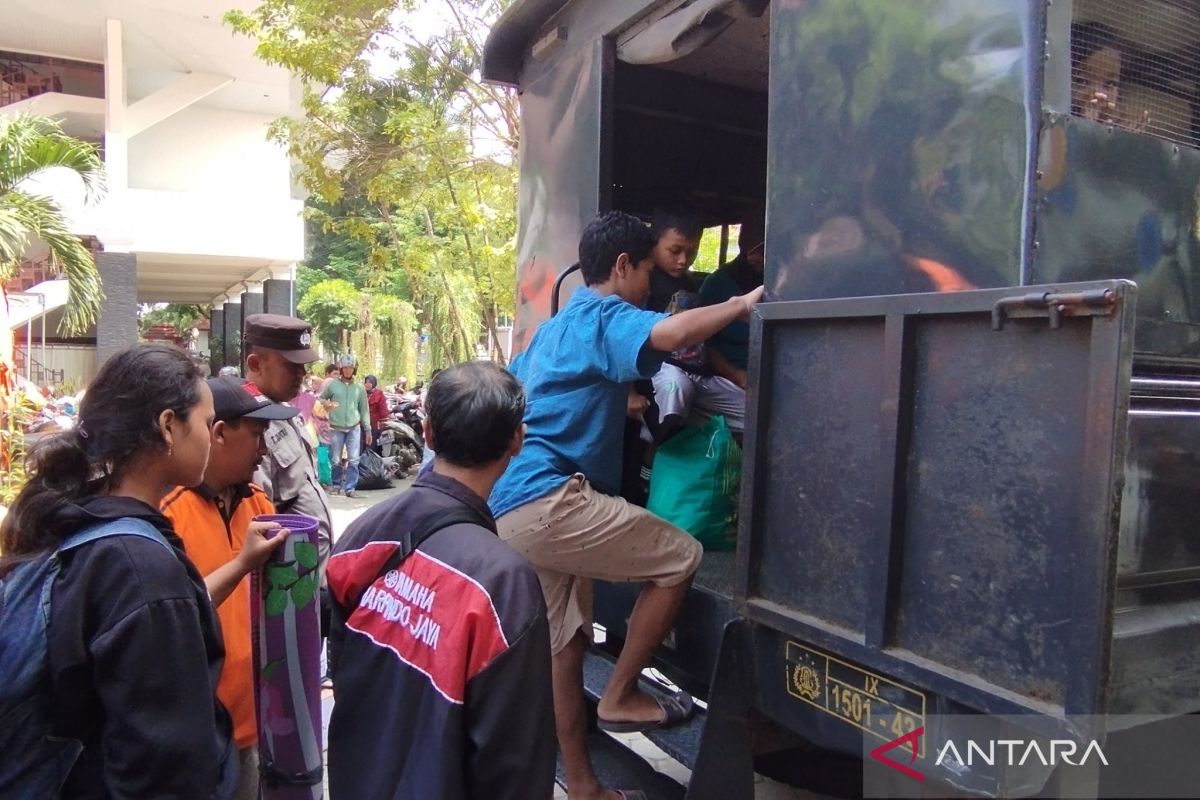 Pengungsi banjir di Kudus mulai pulang  ke rumah