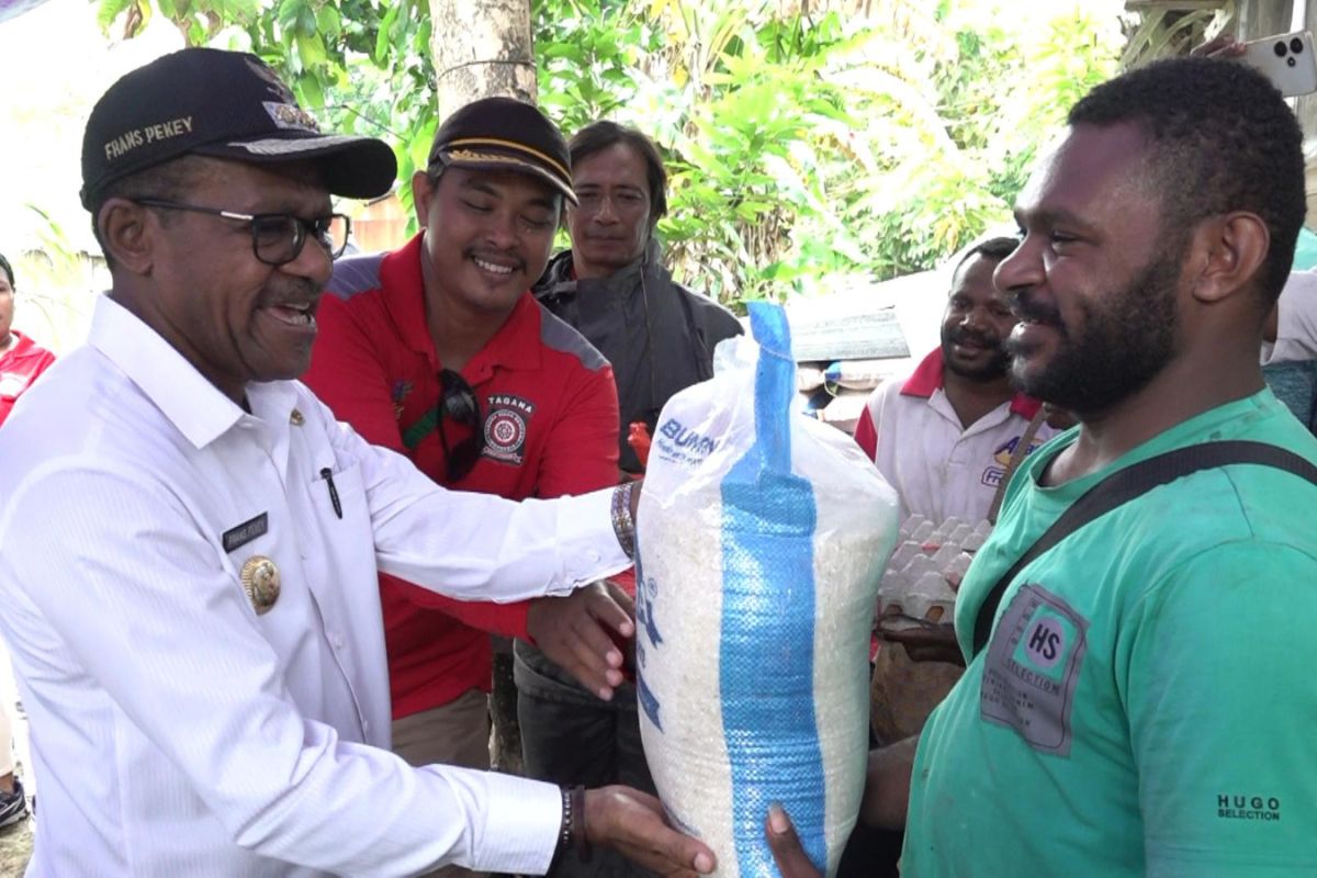 Pemkot Jayapura serahkan bantuan untuk korban kebakaran