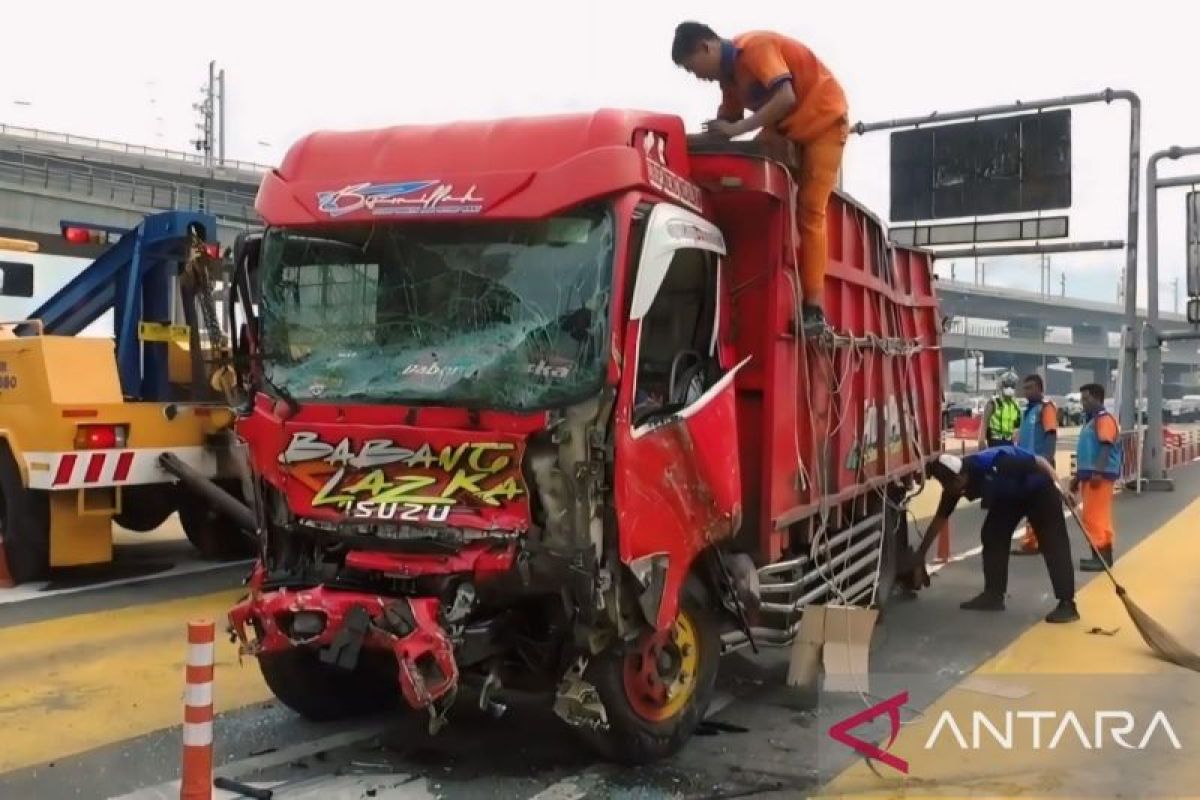 Truk diduga penyebab kecelakaan beruntun di gerbang Tol Halim