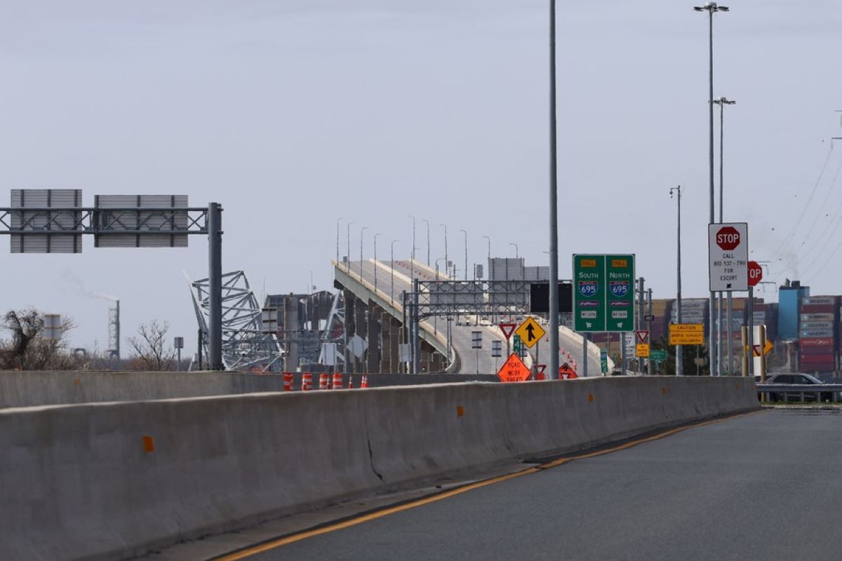 Enam orang dinyatakan hilang setelah jembatan di Baltimore ambruk