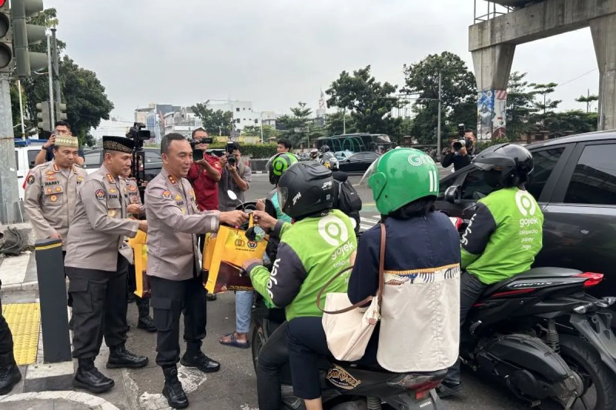 Five Police Generals Distribute Iftar Meals to Commuters
