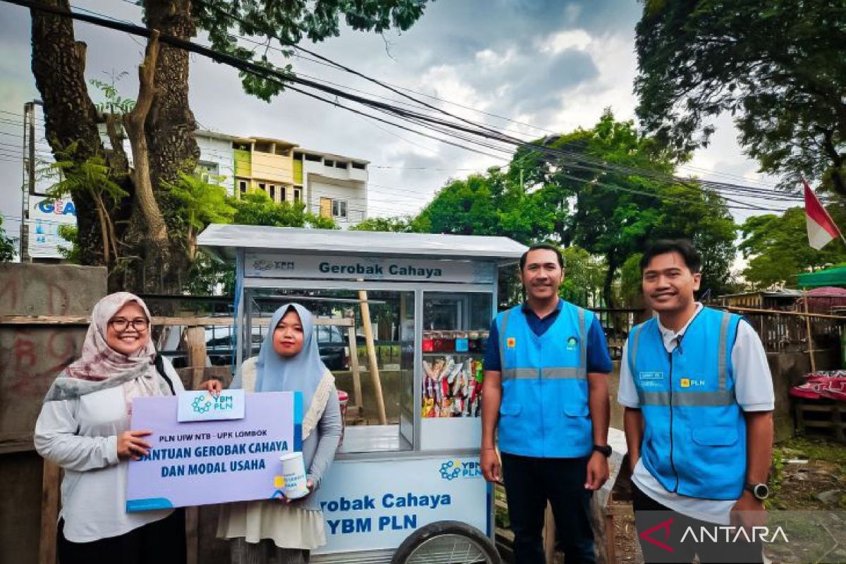 Pelaku UMKM di Lombok mendapat gerobak dari PLN