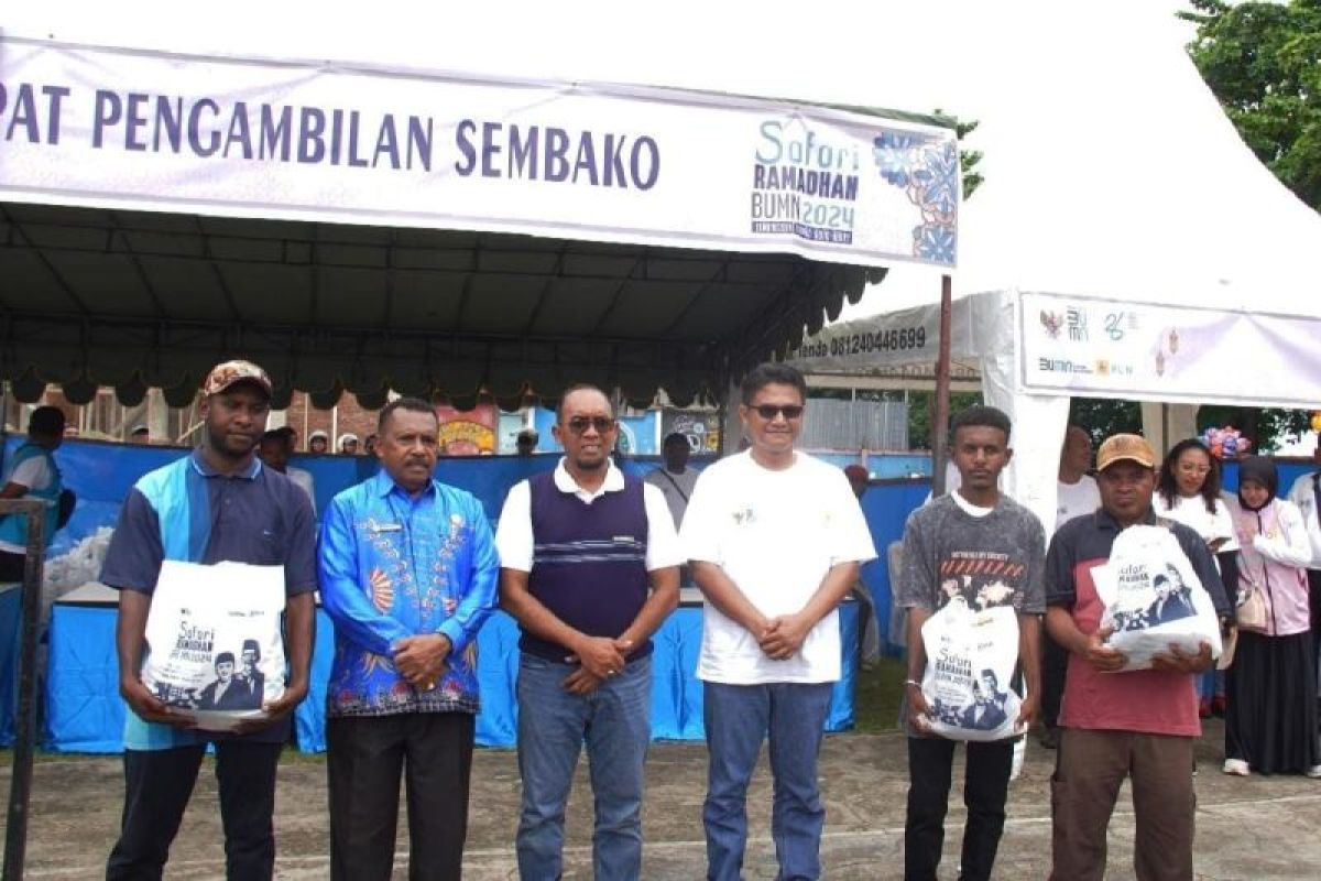 PLN jual 1000 paket bahan pokok pasar murah di Nabire