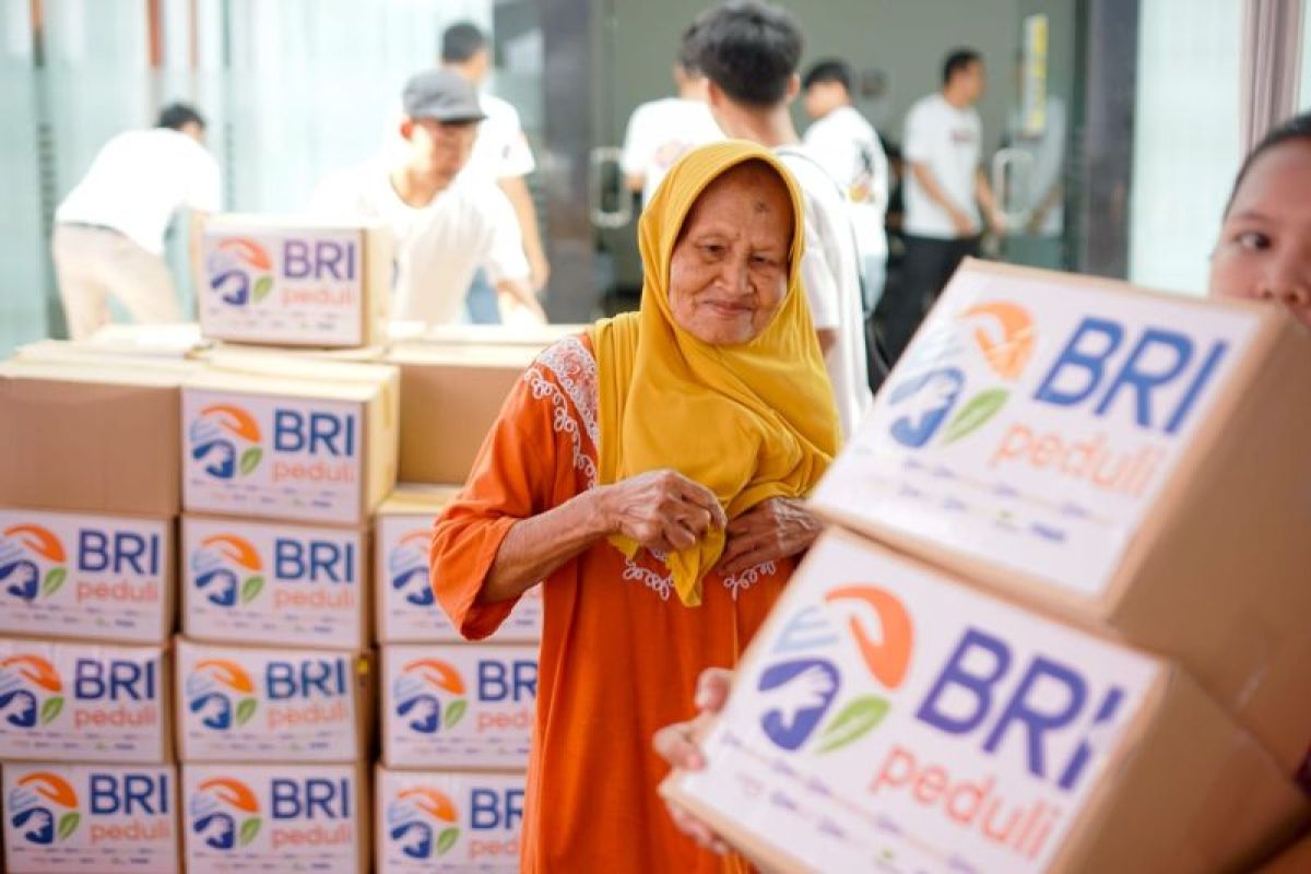 Program BRI peduli berbagi 1.500 paket sembako melibatkan agen BRILink untuk pemenuhannya