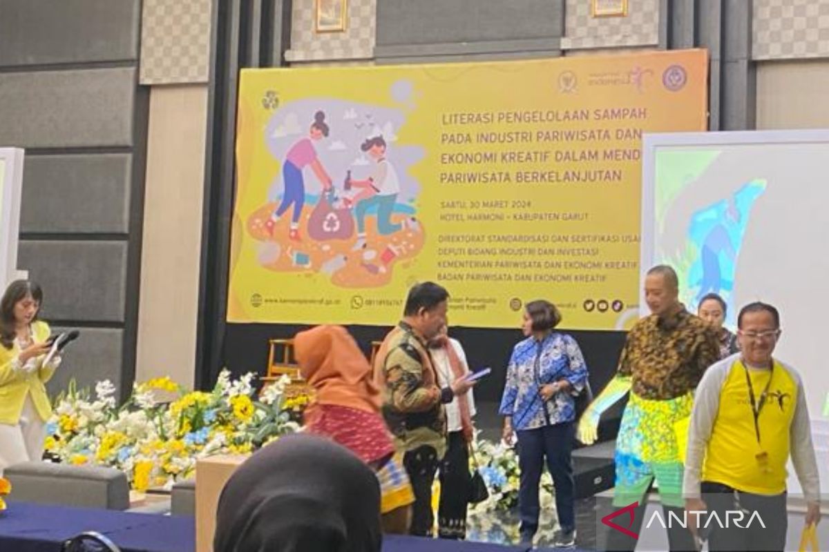 Pelaku wisata diedukasi untuk manfaatkan sampah