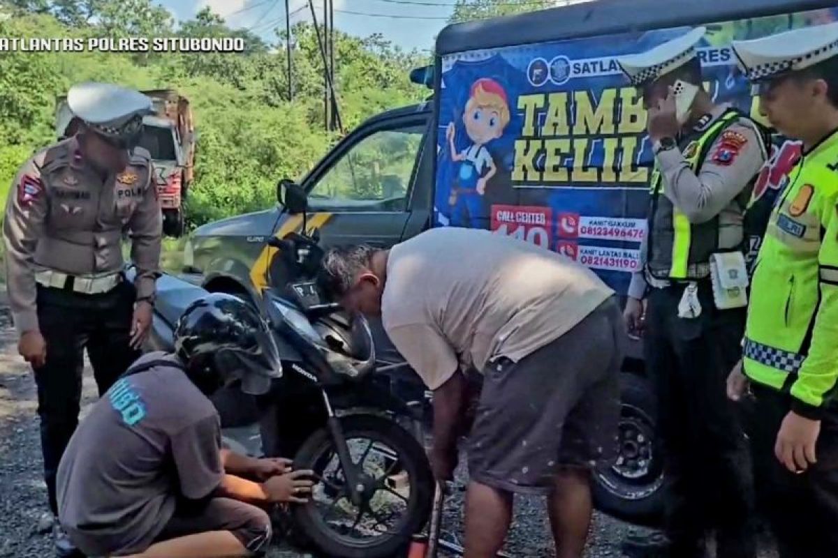 Polisi di sini sediakan tambal ban gratis di jalur pantura