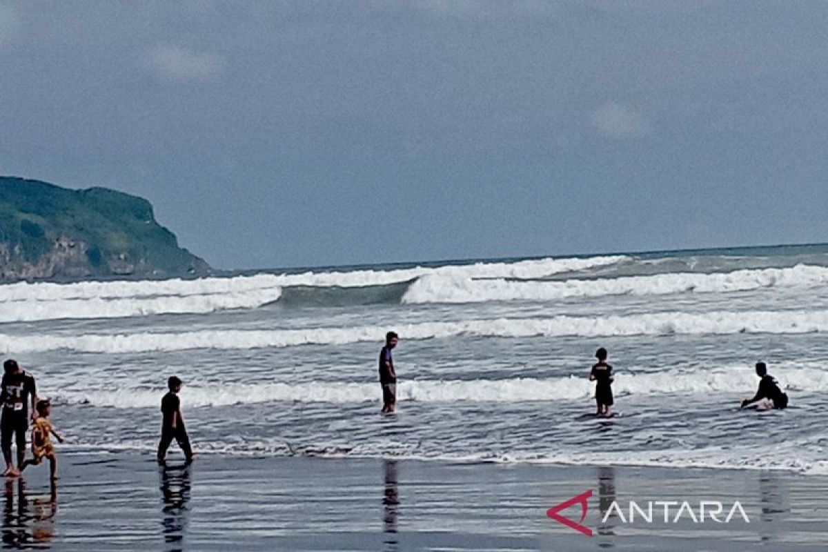 Masyarakat diminta waspadai gelombang tinggi saat ngabuburit di pantai