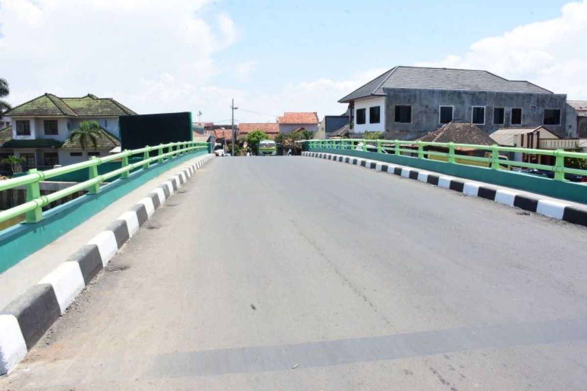 Pemerintah Kabupaten (Pemkab) Bandung, Jawa Barat merampungkan pembangunan infrastruktur Jembatan Cikeruh Cikeruh di Desa Tegalluar, Kecamatan Bojongsoang, Kabupaten Bandung, Jawa Barat, Minggu (31/3/2024). ANTARA/HO-Pemkab Bandung Apalagi pembangunan Jembatan Cikeruh ini sudah lama didambakan masyarakat.Kabupaten Bandung (ANTARA) 