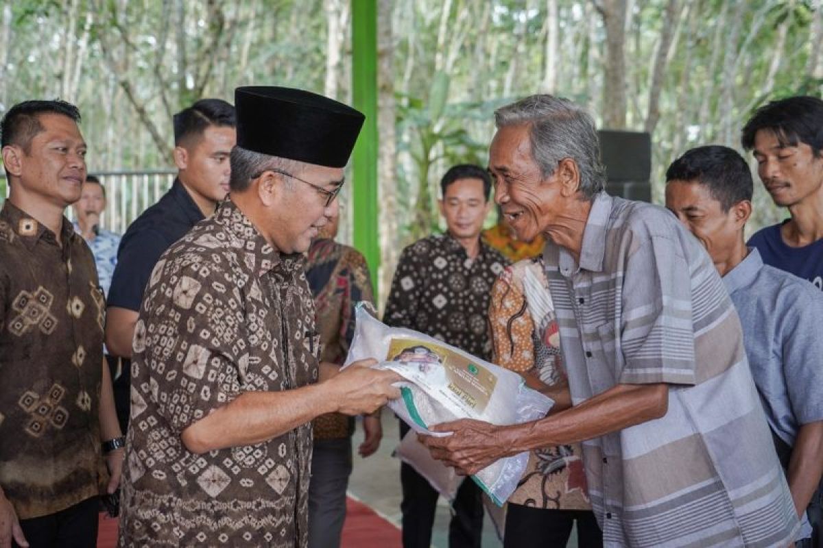 Pj Bupati Muba boyong paket sembako dan THR untuk dhuafa di Desa Lumpatan