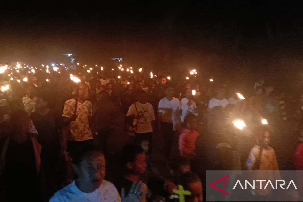 Jemaat GKI Kayu Batu Kota Jayapura pawai obor fajar Paskah