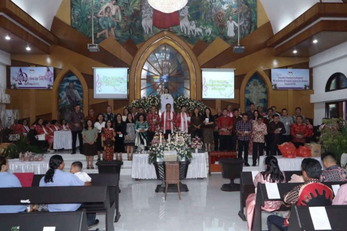 Wali Kota Tomohon dan pejabat Pemkot ibadah Paskah di GMIM Kakaskasen Pniel