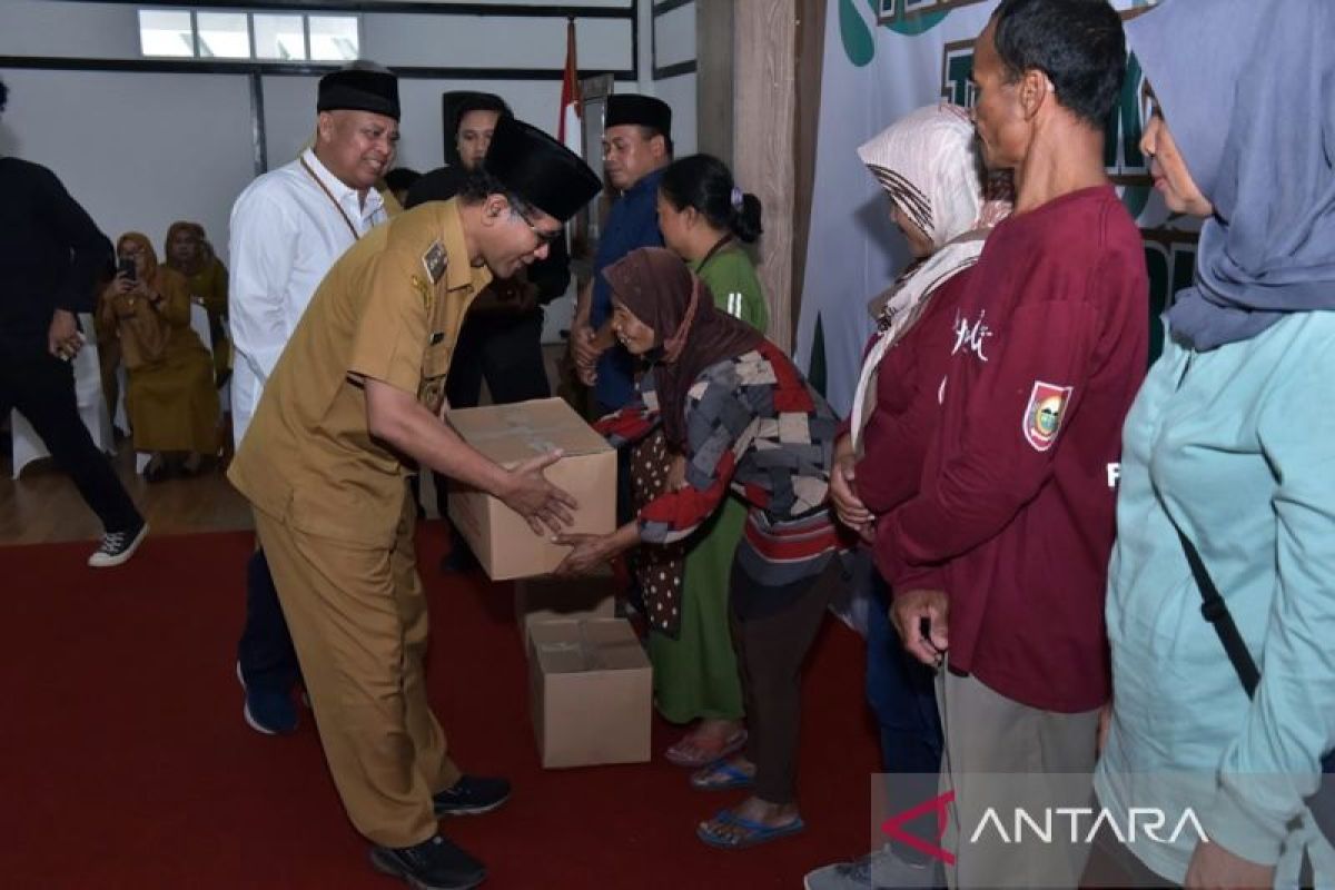 250 buruh  gendong di Boyolali terima paket sembako jelang Lebaran