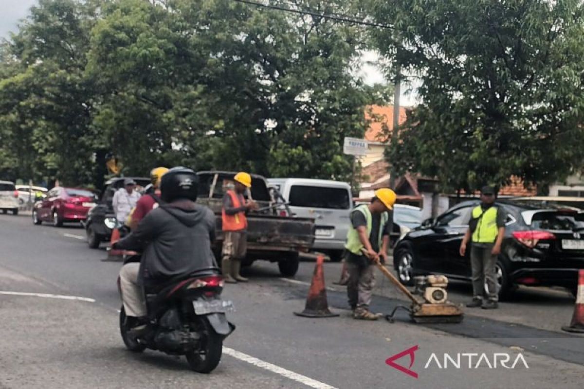 Pemkab Sleman mempercepat perbaikan jalan hadapi arus mudik Lebaran 2024