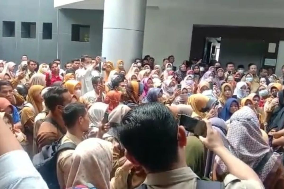 Tak dapat THR, Ratusan honorer di Lombok Timur demo depan kantor Bupati