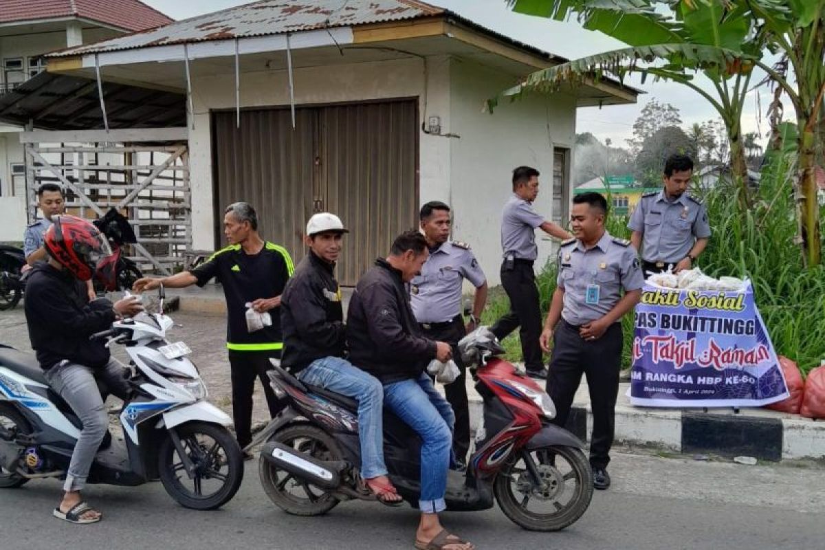 Pegawai Bapas Bukittinggi turun ke jalan bagi-bagi menu berbuka gratis