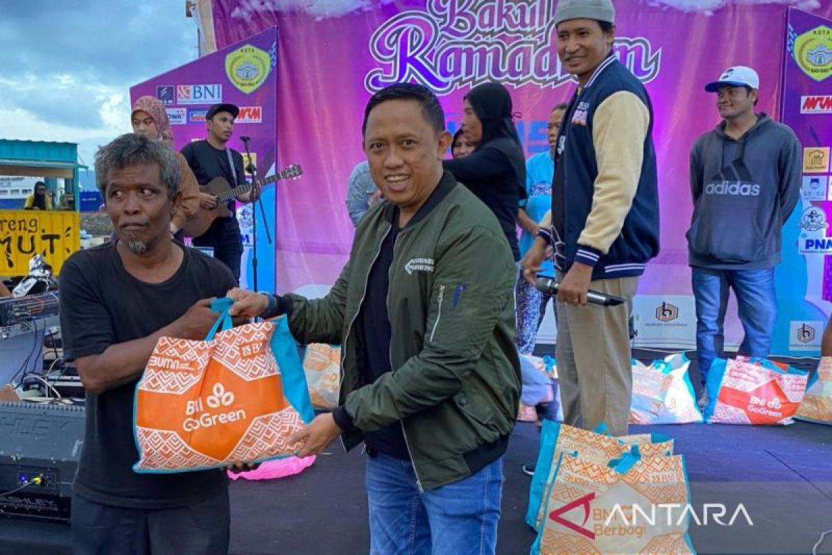 BNI Baubau berikan 300 paket sembako kepada kaum duafa melalui program BNI Peduli