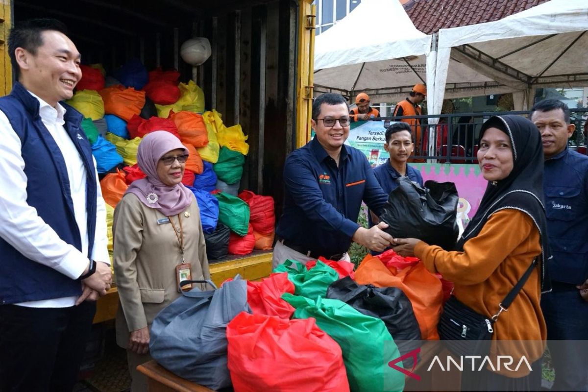 BUMD PT JIEP bagikan sembako serangkaian ramadhan