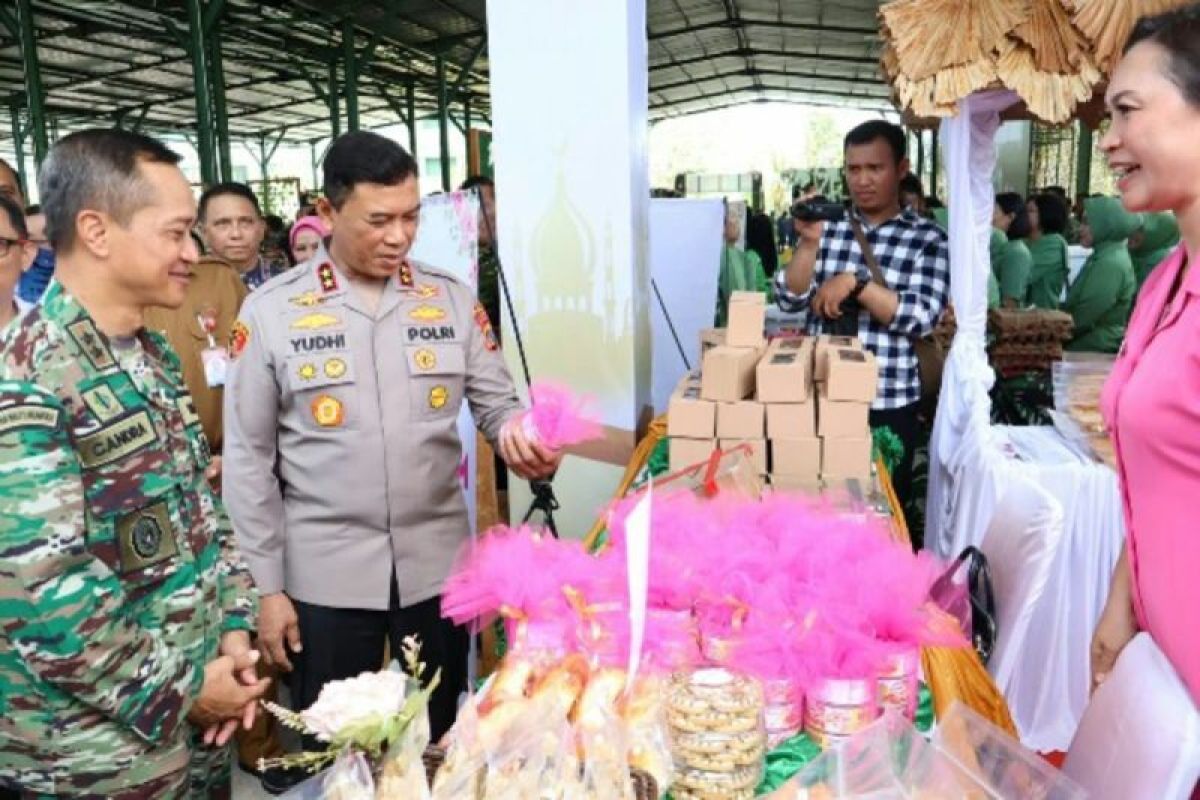 Polda Sulut - Bhayangkari berpartisipasi di bazar yang digelar Kodam XIII/Merdeka