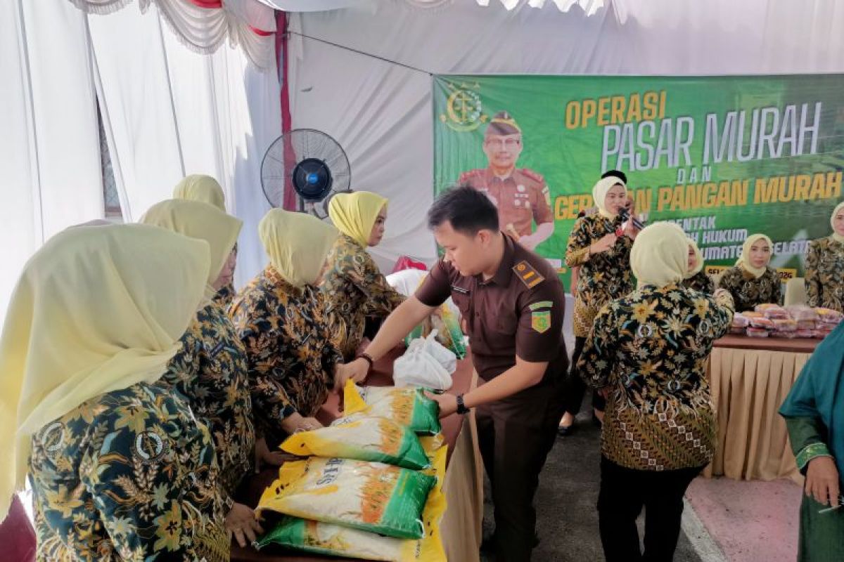 Kejari OKU ringankan warga dengan  operasi pasar murah