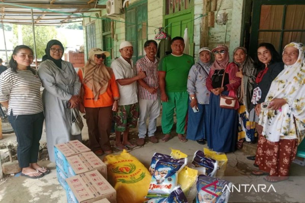 Alumni SMPN I Kendari angkatan 83 berbagi untuk korban banjir