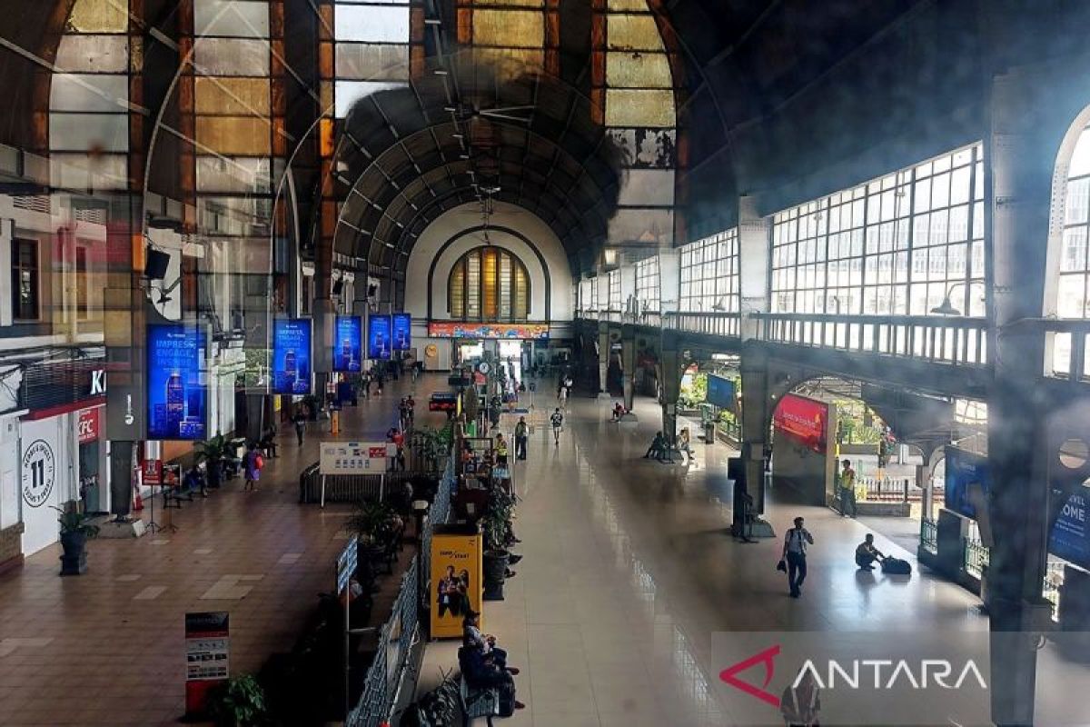 Pesona klasik Stasiun Jakarta Kota