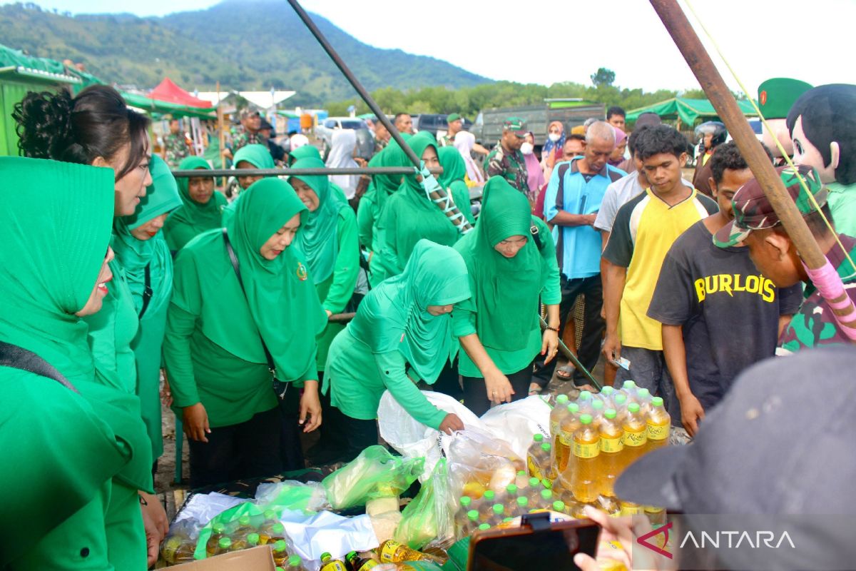 Kodim 1606/Bima buka pasar murah jaga stabilitas harga bahan pokok