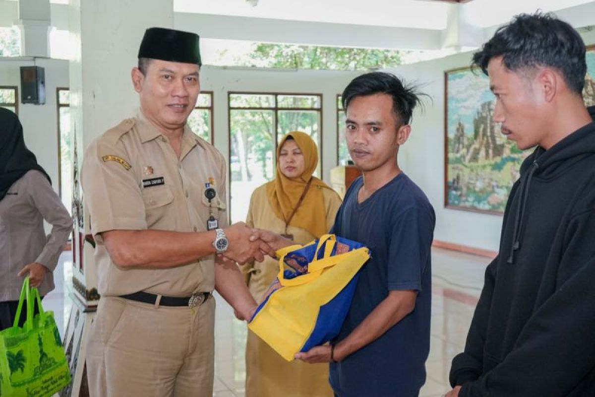 Pemkab Magelang serahkan 425 paket sembako kepada keluarga prasejahtera