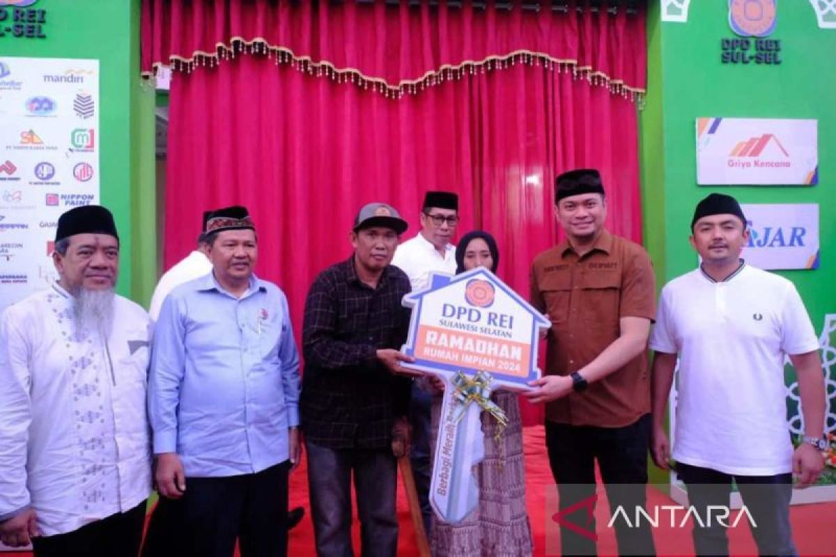 DPD REI Sulsel menyerahkan satu unit rumah gratis bagi warga prasejahtera