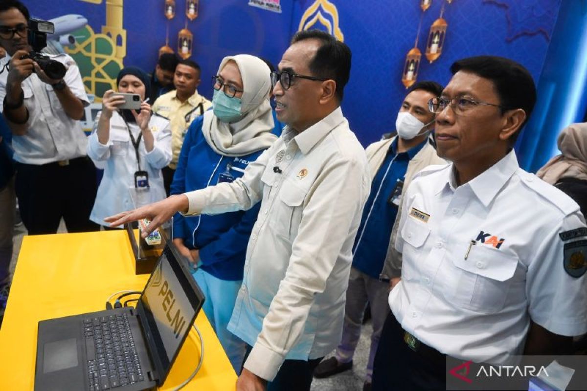 Menteri Perhubungan Budi Karya Sumadi (tengah) didampingi Direktur Utama PT Kereta Api Indonesia (Persero) Didiek Hartantyo (kanan) meninjau salah satu stan di posko pusat angkutan lebaran terpadu 2024 di Kantor Kementerian Perhubungan, Jakarta, Rabu (3/4/2024). ANTARA FOTO/ Rivan Awal Lingga/aww. Proyek yang akan diresmikan pada tahun 2024 sebanyak 21 proyek, yang meliputi pembangunan enam pelabuhan penyeberangan dan satu kapal motor penyeberangan, delapan pelabuhan, lima bandar udara, serta jalur ganda kereta api,Jakarta (ANTARA) 