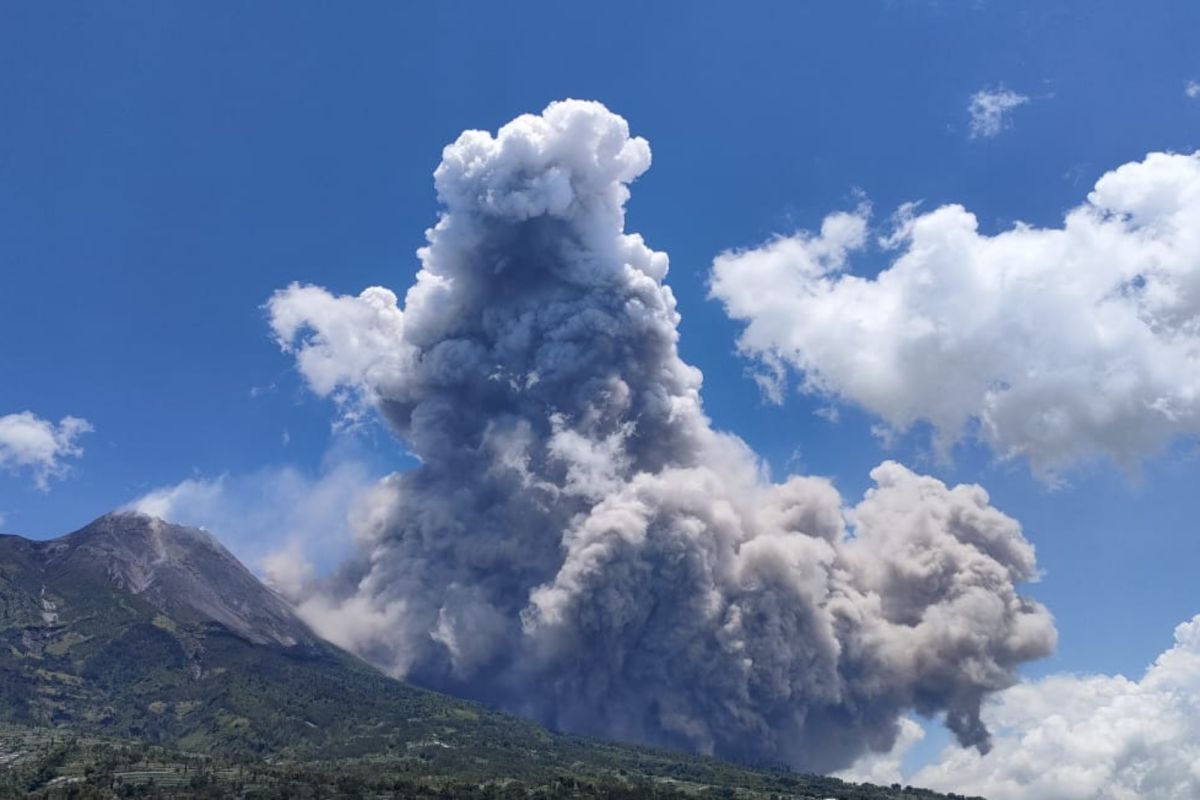 Sebagian wilayah Magelang hujan abu pagi ini, akibat awan panas Gunung Merapi