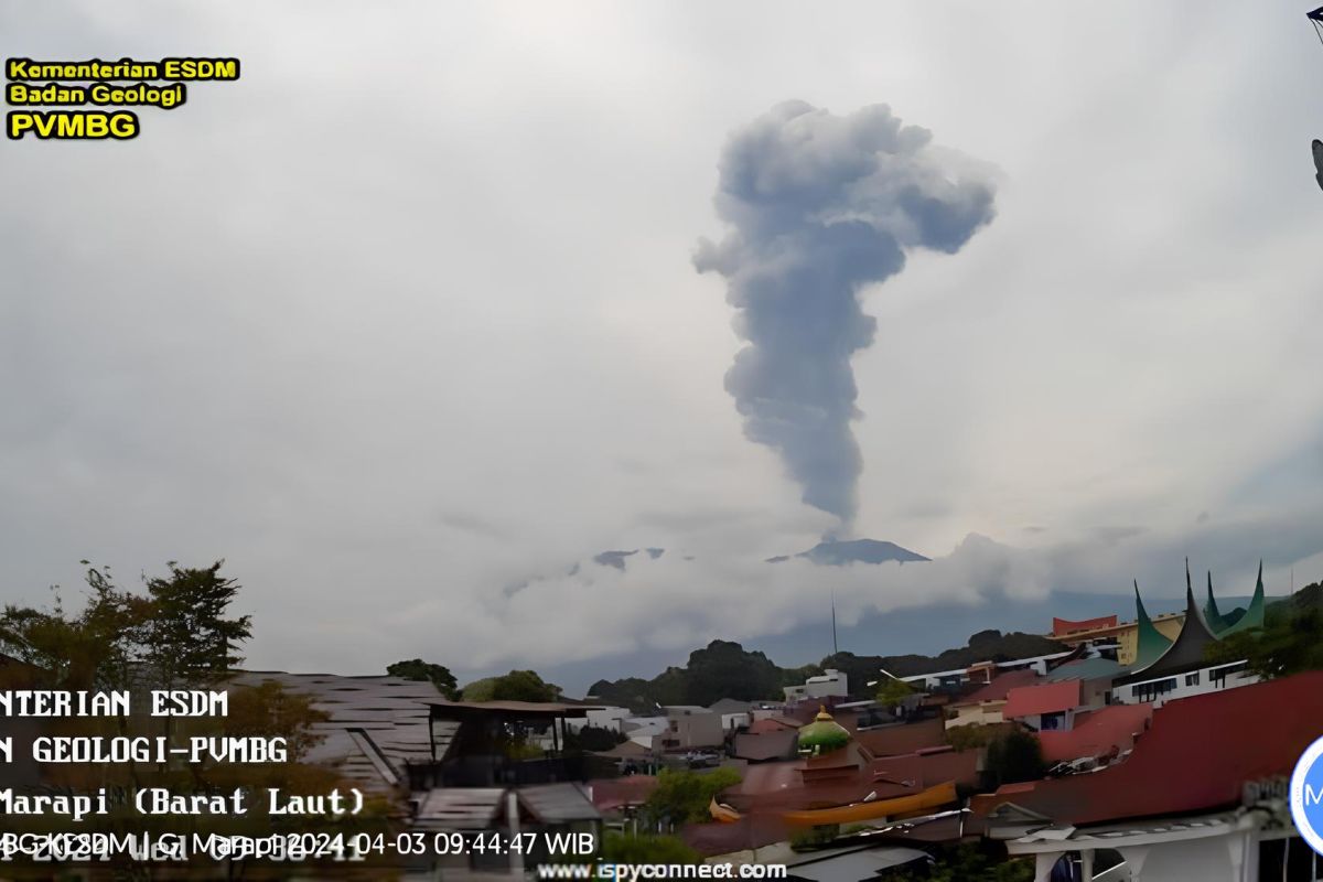 Gunung Marapi hempaskan abu vulkanik setinggi 1,5 Km