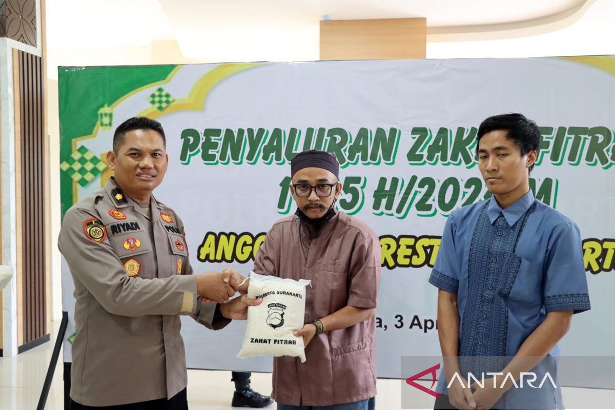 Anggota Polresta Surakarta himpun zakat fitrah tiga ton beras