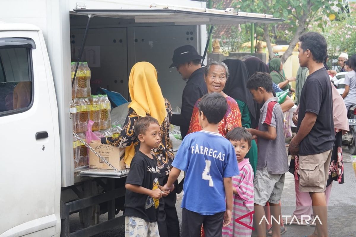 Pemkot Bima menggelar pasar murah jaga keseimbangan menjelang lebaran