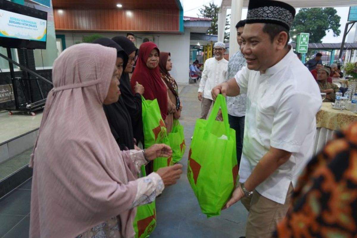 Indahnya Berbagi, Jelang Idul Fitri 1445H, YBM PLN Payakumbuh Salurkan Santunan dan Sembako ke Anak Yatim dan Dhuafa